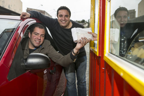 Na padaria de César e Robson cliente não precisa descer do carro pra comprar