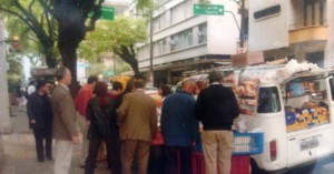Kombi da Delicias Glauci Doceria atraía público cativo nas ruas, nos anos 90, e hoje empresa tem lojas e confeitaria; primeiros produtos vendidos foram biscoitos comprados numa promoção da fábrica da Bauducco; clique nas imagens acima para ver mais (Foto: Divulgação)
