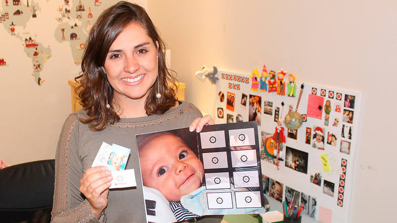 Camila Sallaberry com álbum da Fotoploc: empresa nasceu de uma ideia para presentear o namorado (Foto: Divulgação)