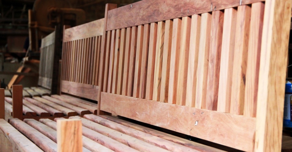 Bancos produzidos com madeira de demolição; jogo com dois e três lugares custam R$ 1.600; todo o material retirado das obras pela Nobre Demolidora é separado para ser reutilizado e revendido (Foto:Divulgação)