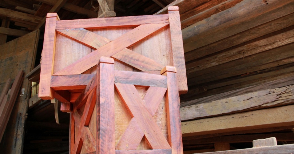 Cachepôs produzidos com madeira de demolição; peças são vendidas pela Nobre Demolidora a partir de R$ 200; "Com a madeira, produzimos móveis como bancos, cômodas e cristaleiras", diz a proprietária Eliane Nóbrega (Foto: Divulgação)