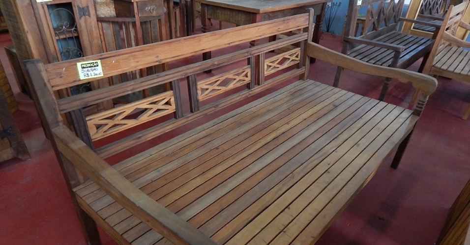 Banco espreguiçadeira de peroba rosa fabricado com madeira de demolição sai por R$ 1.200; a Nobre Demolidora conta com 30 funcionários e mantém prestadores de serviços para produzir os móveis e reformar portas e janelas (Foto: Divulgação)