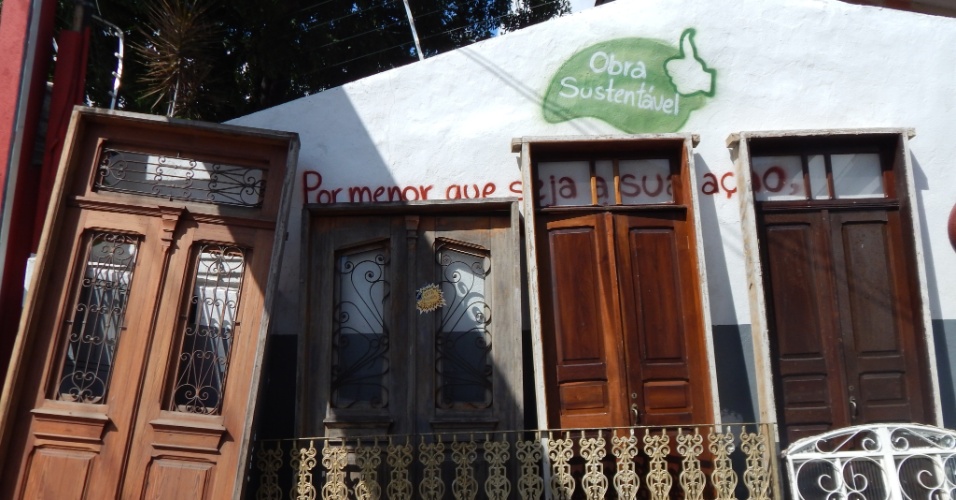 Portas e janelas reformadas saem a partir de R$ 250; para manter o negócio, a Nobre Demolidora tem um galpão de 700 m², onde é deixado todo o material retirado das obras (Foto: Divulgação)