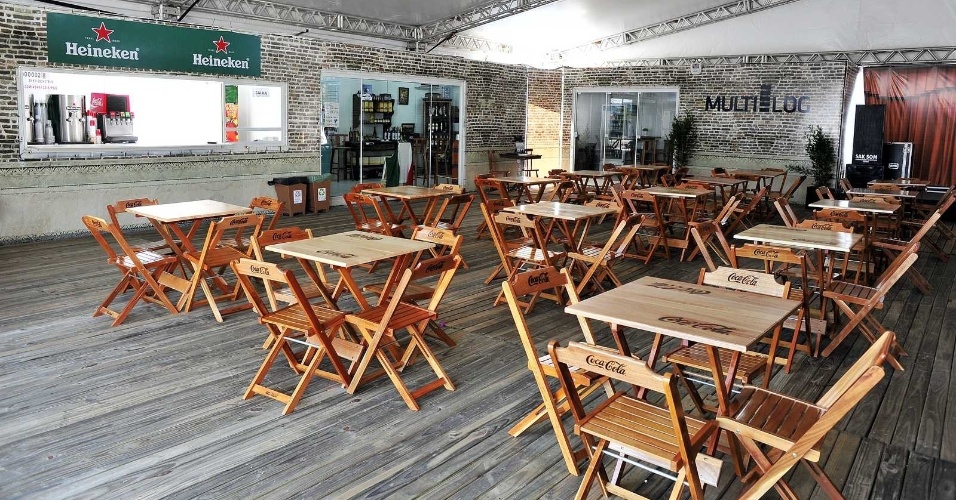 Bar foi criado com contêiner para evento; cada unidade modificada tem iluminação, base para instalação de ar-condicionado e, no caso de lanchonetes, estrutura para receber água encanada (Foto: Divulgação)