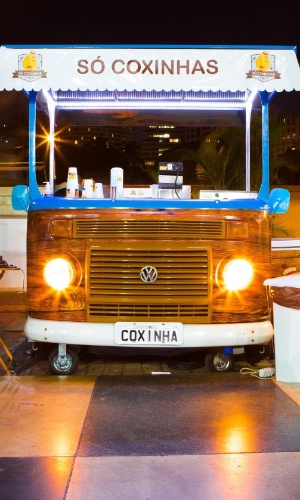 Outro modelo de negócio da franquia Só Coxinhas é o "cart", um tipo de barraca móvel, que tem investimento inicial a partir de R$ 75 mil (custos de instalação + taxa de franquia + capital de giro); faturamento médio mensal de R$ 35 mil; margem de lucro que varia de 20% a 30%, ou seja, de R$ 7.000 a R$ 10,5 mil; retorno do investimento a partir de 12 meses - dados fornecidos pela empresa. (Foto: Divulgação)