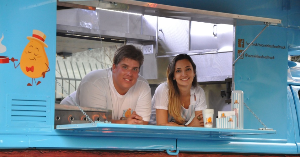 Os sócios João Victor Curial e Juliana Nagy Caltabiano investiram cerca de R$ 65 mil para fundar a Só Coxinhas em setembro de 2014; hoje, eles têm três food trucks e um "cart" em São Paulo, além de uma loja em Guaratinguetá, no interior de SP. (Foto: Divulgação)