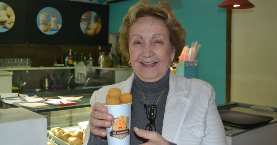 Dona Miriam Caltabiano é a dona das receitas da Só Coxinhas e sogra de Juliana Caltabiano, fundadora da empresa; os salgados que abastecem as franquias da Só Coxinhas saem congelados de sua cozinha industrial em Guaratinguetá (interior de SP). (Foto: Divulgação) 