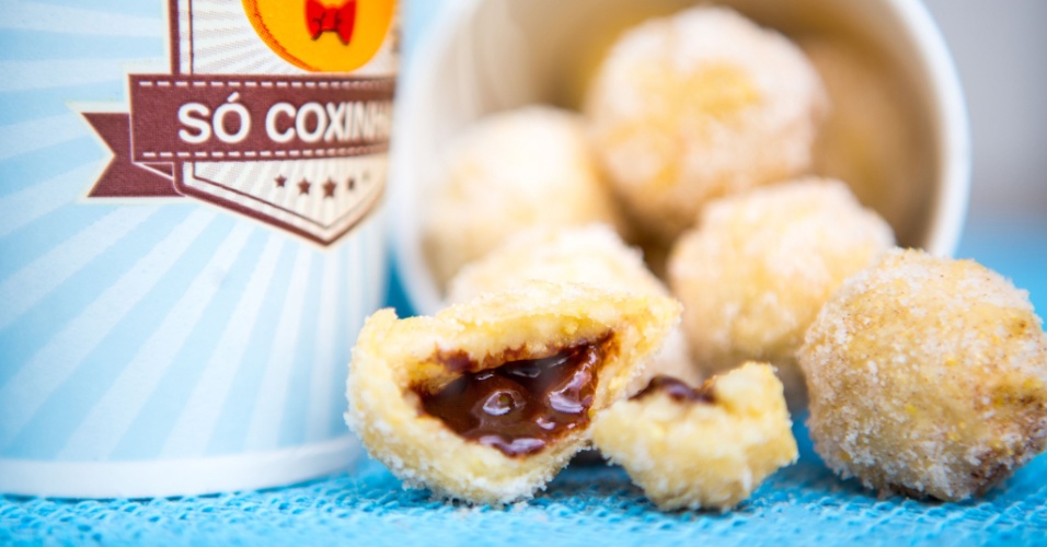 As coxinhas são vendidas em dez sabores na franquia Só Coxinhas, inclusive doces: tradicional de frango, mix de queijos, alho poró com cream cheese, espinafre com ricota, calabresa, carne seca, frango com bacon, brigadeiro, Nutella e doce de leite; a mais vendida, segundo a empresária Juliana Nagy Caltabiano, é a tradicional de frango. Foto: Divulgação)