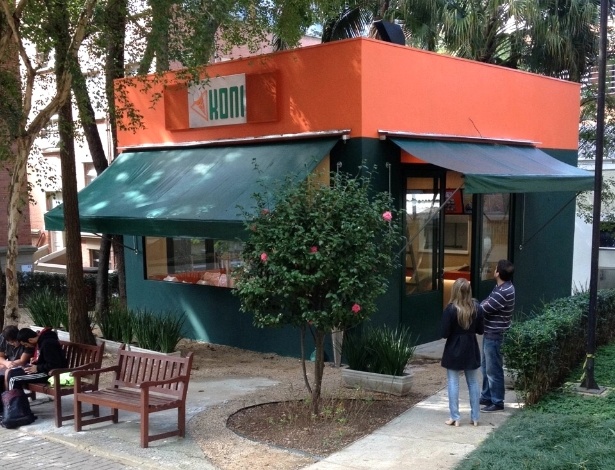 Franquia Koni (comida japonesa), instalada na Universidade Mackenzie de São Paulo; a rede cobra investimento inicial de R$ 410 mil (custos de instalação + taxa de franquia + capital de giro inclusos); o faturamento médio mensal é de R$ 130 mil, com lucro médio de R$ 19.900; o prazo de retorno do investimento é de 36 meses; os dados foram fornecidos pela empresa. (Foto: Divulgação)