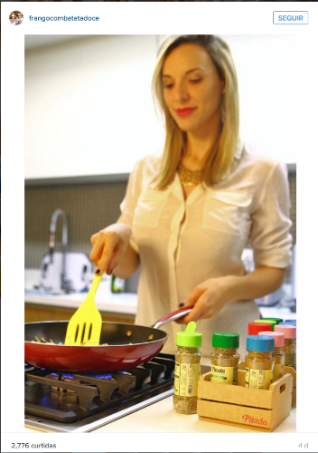 Foto de Roberta Pacheco, 24, no Instagram do blog Frango com Batata Doce, divulga marca de temperos