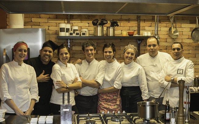 Na imagem, oito dos dozes cozinheiros que trabalham no Welcome Chef. (Foto: Divulgação)