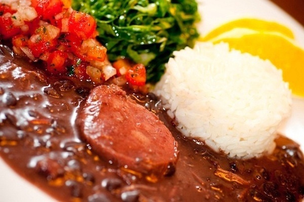 Entre os pratos especiais da Feijoada City está a 'minha feijoada', com feijão carioca ou preto, carne seca, linguiça, paio, costelinha, lombo, laranja e farofa de ovo; preço: R$ 99,90 (para uma pessoa) e R$ 121 (para duas pessoas). (Foto: Divulgação)
