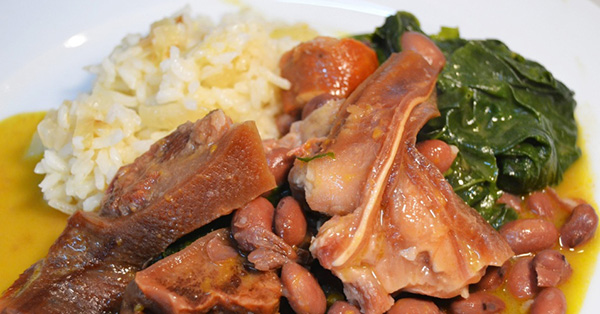 'feijoada transmontana', com feijão vermelho, lombo, linguiça portuguesa, salpicão, costelinha, cenoura, batata e couve; preço: R$ 99,90 (serve uma pessoa). (Foto: Divulgação)