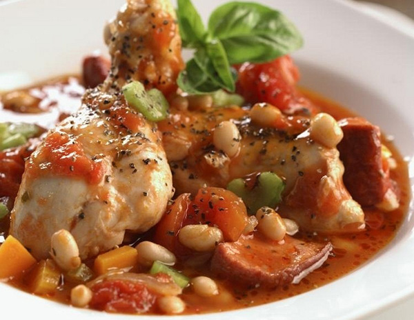 'Feijoada francesa cassoulet', comercializada pelo site Feijoada City; o prato tem feijão branco, lombo, louro, coxas de frango, costela, linguiça, bacon, cebola, cenoura, salsão, cebolinha, salsinha e linguiça portuguesa; preço: R$ 99,90 (para uma pessoa) e R$ 121 (para duas pessoas). (Foto: Divulgação)