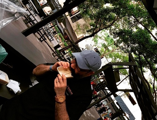 O chef Renato Caleffi (foto), do restaurante Le Manjue, come uma bandeja feita com fécula de mandioca; a fabricante OKA Bioembalagens, criada em 2013, também faz peças com outras fibras naturais (cana, bambu e arroz) que podem ser transformada em compostagem ou em ração para animais. (Foto: Divulgação)