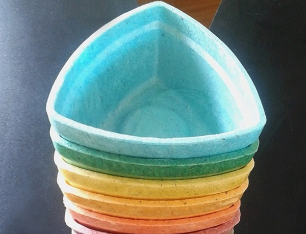 Na foto, potes comestíveis feitos com fécula de mandioca pela OKA Bioembalagens; segundo Erika Cezarini Cardoso, sócia da empresa, as peças comportam alimentos secos e se forem utilizadas para servir comidas úmidas, o consumo deve ser imediato. (Foto: Divulgação)