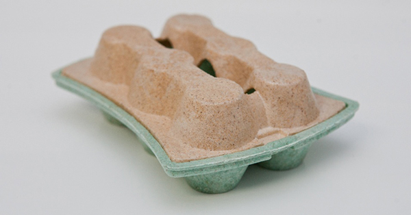 Caixa de ovos produzida com fécula de mandioca e outras fibras naturais (cana, bambu e arroz) pela Oka Bioembalagens; a peça pode ser transformada em compostagem ou em ração para animais. (Foto: Divulgação)
