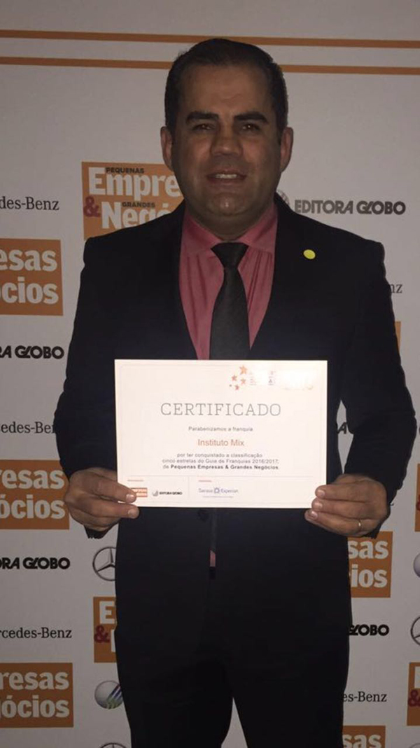 Alex Cavalheiro, presidente do Instituto Mix, recebe o prêmio Franquia 5 Estrelas, concedido após pesquisa realizada pela Serasa Experian a pedido da Editora Globo