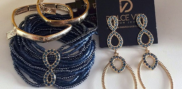 A empresária Ana Securato vende brincos e pulseiras via WhatsApp. (Foto: Divulgação)