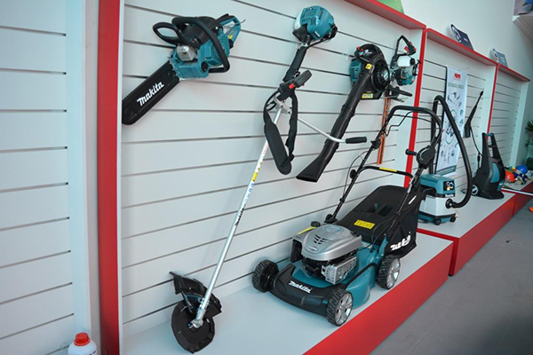 Na loja física, equipamentos estão em prateleiras ao alcance das mãos