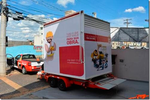 Loja móvel é montada num container, sobre numa carreta articulada de dois eixos facilmente transportada por um veículo