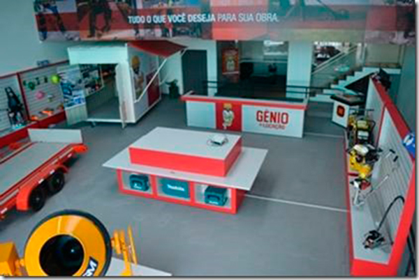 Imagem do interior da loja física da Gênio da Locação:  à esquerda, ao fundo, está loja móvel)