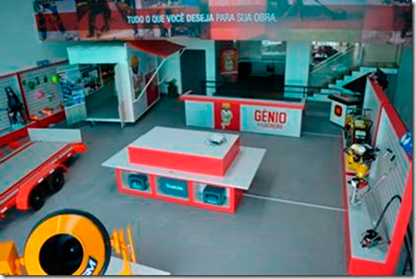 Imagem do interior da loja física da Gênio da Locação: à esquerda, ao fundo, está loja móvel