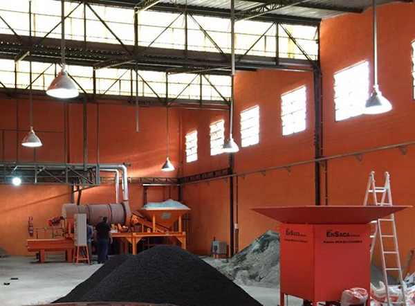 Cayman: usina recicladora e fabricante de asfalto, desenvolvida pela Único Asfaltos, requer apenas dois operadores, cabe em qualquer ambiente – fechado ou a céu aberto - e produz pequenos volumes: a tradicional tem alto custo operacional